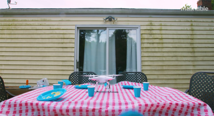 Drone ruimt de tafel op na het eten