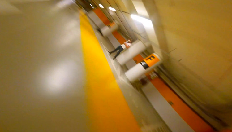 FPV racer op hoge snelheid door lege parkeergarage