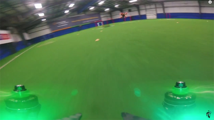 Op hoge snelheid FPV racen in sporthal